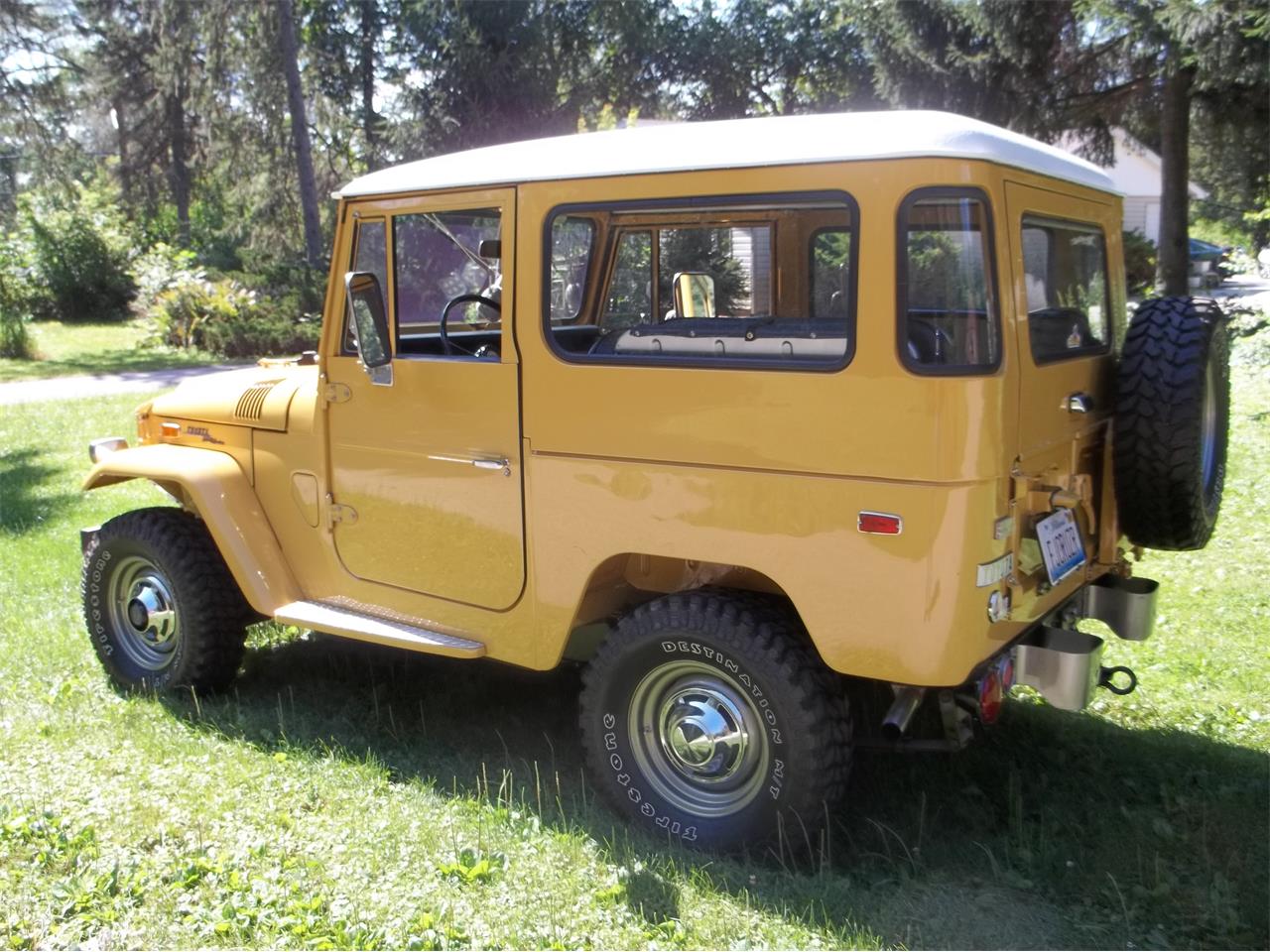 Toyota-Fj-cruiser-1971-Sunrise-Yellow-Dark-Gray-1