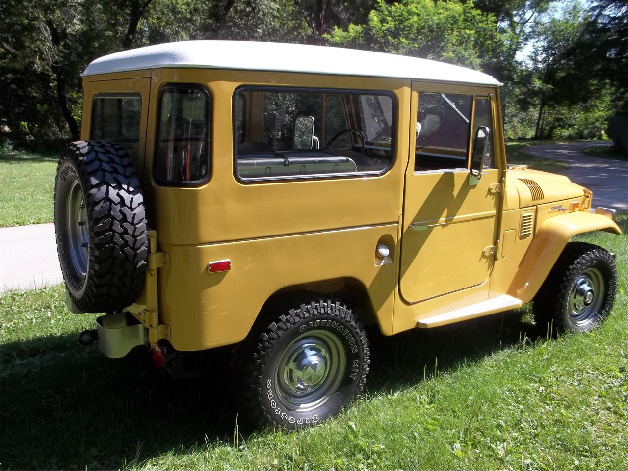 Toyota-Fj-cruiser-1971-Sunrise-Yellow-Dark-Gray-2