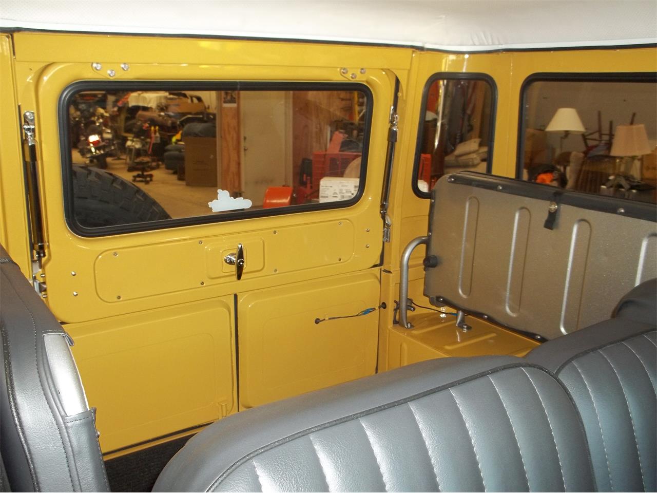 Toyota-Fj-cruiser-1971-Sunrise-Yellow-Dark-Gray-4