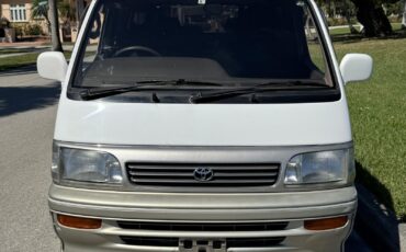 Toyota-HIACE-1995-Minivan-3