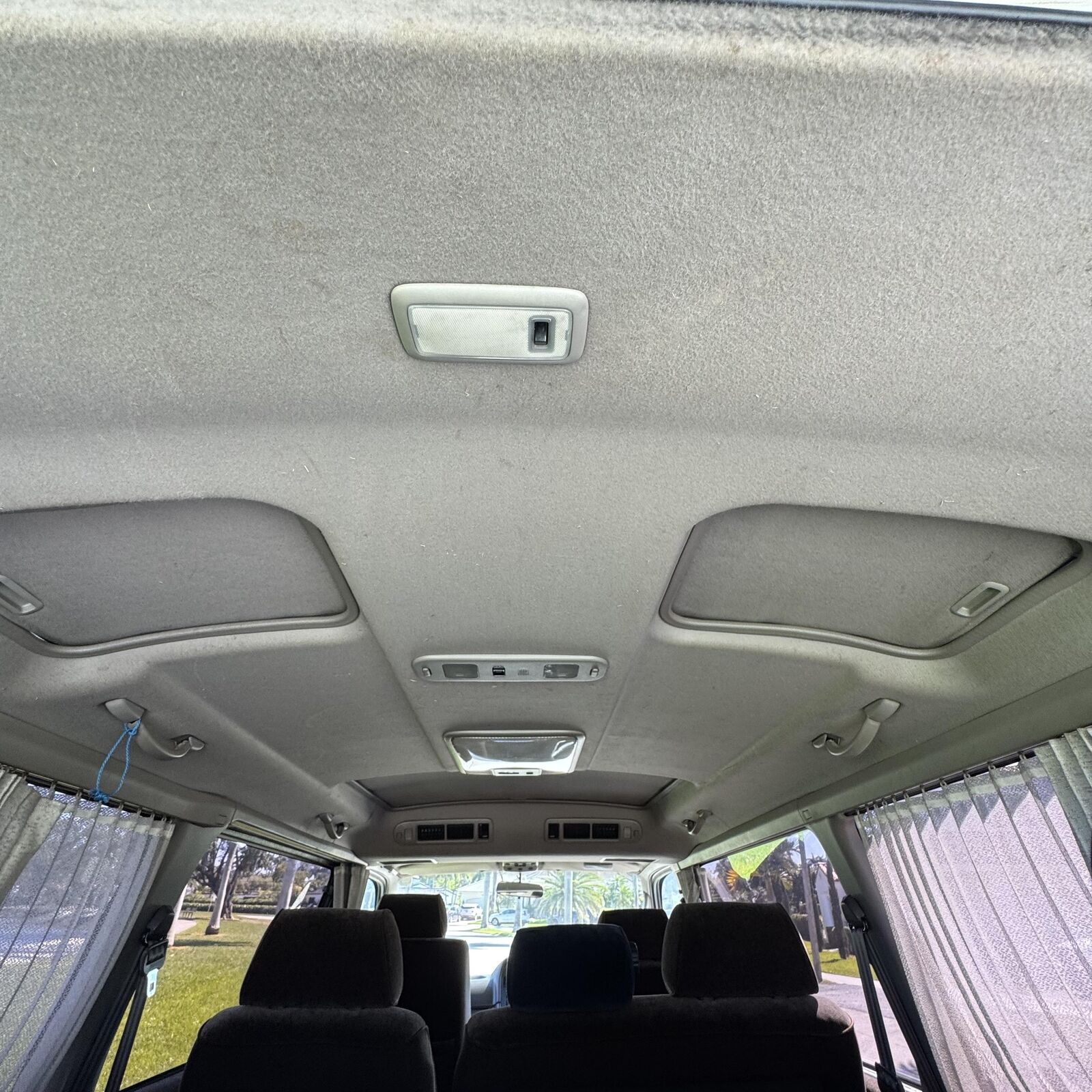 Toyota-HIACE-1995-Minivan-35