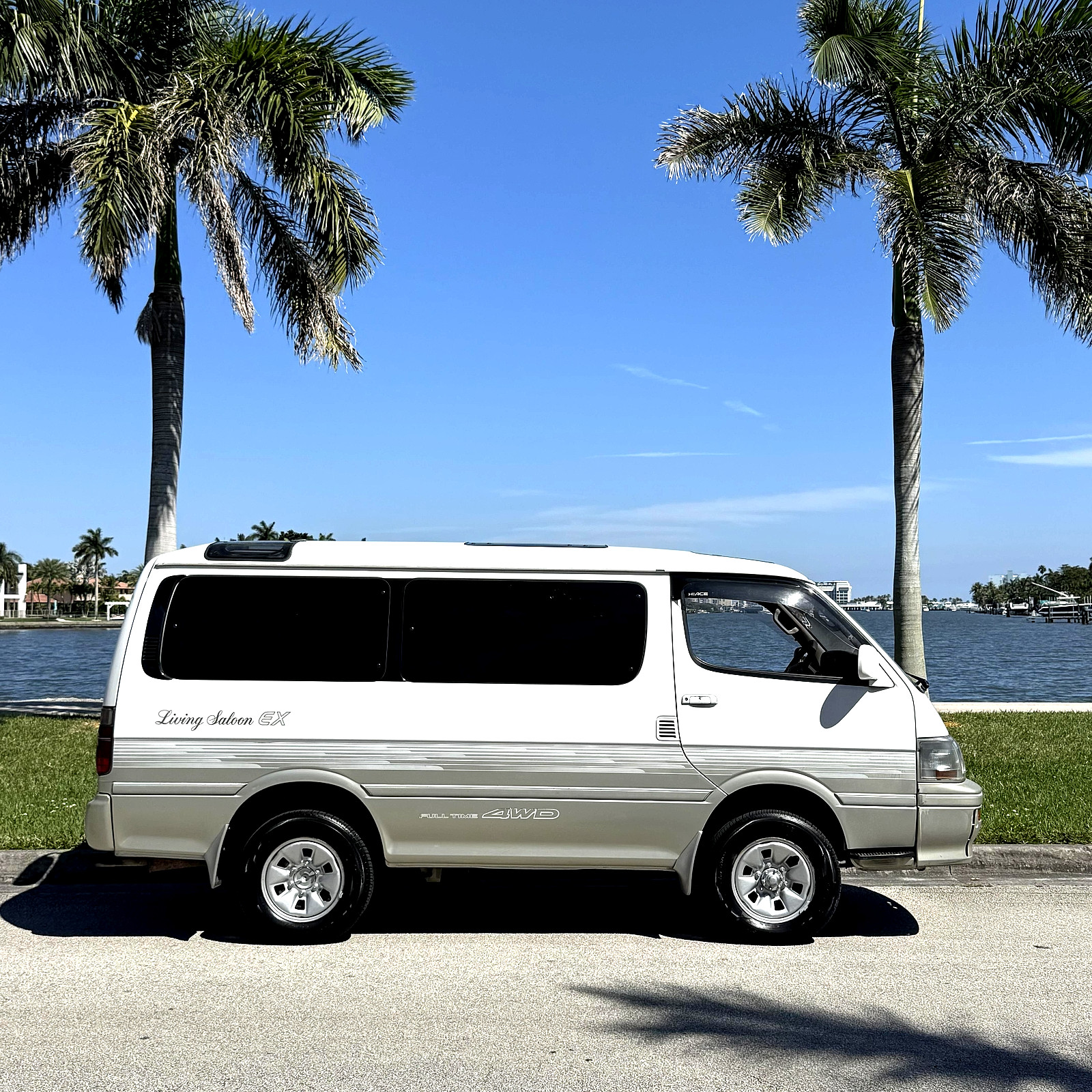 Toyota-HIACE-1995-Minivan