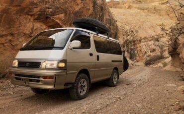 Toyota-Hiace-1993-White-Brown