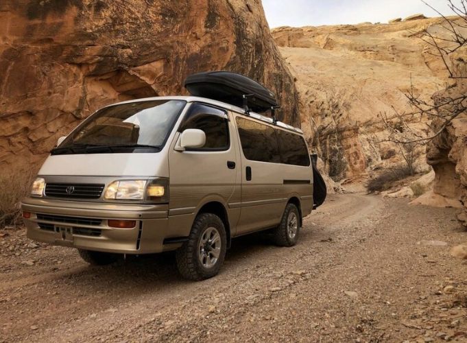 Toyota-Hiace-1993-White-Brown