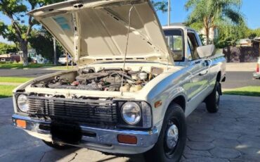 Toyota-Hilux-1981-White-1