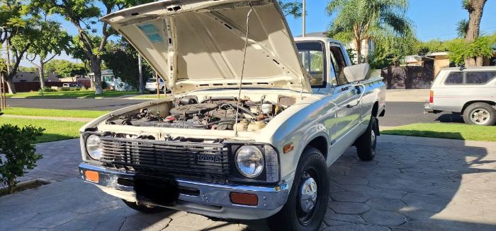 Toyota-Hilux-1981-White-1