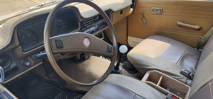 Toyota-Hilux-1981-White-10