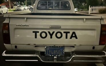 Toyota-Hilux-1981-White-11
