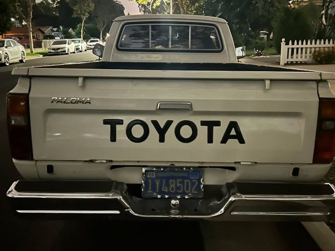 Toyota-Hilux-1981-White-11