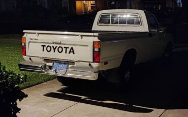 Toyota-Hilux-1981-White-13