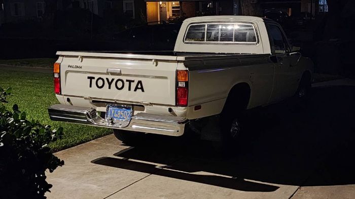 Toyota-Hilux-1981-White-13