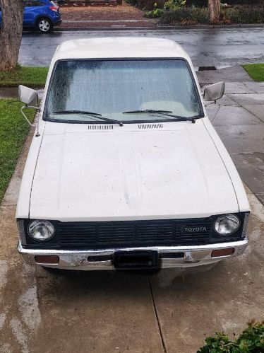 Toyota-Hilux-1981-White-2