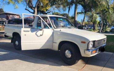 Toyota-Hilux-1981-White-3