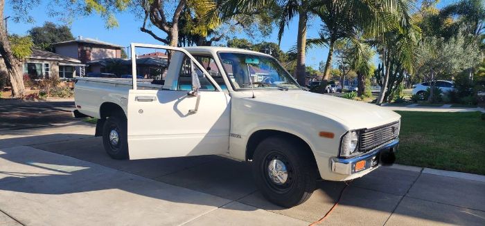 Toyota-Hilux-1981-White-3