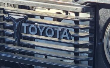 Toyota-Hilux-1981-White-5