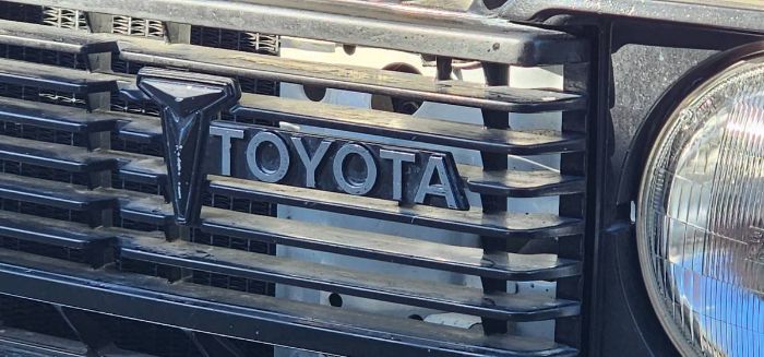 Toyota-Hilux-1981-White-5