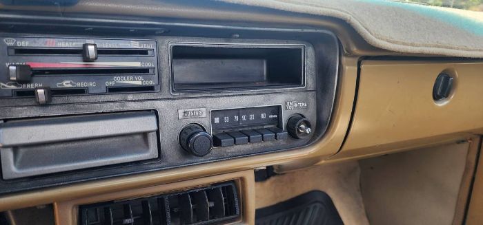 Toyota-Hilux-1981-White-9