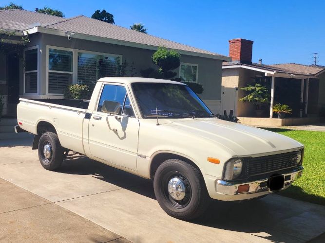 Toyota-Hilux-1981-White