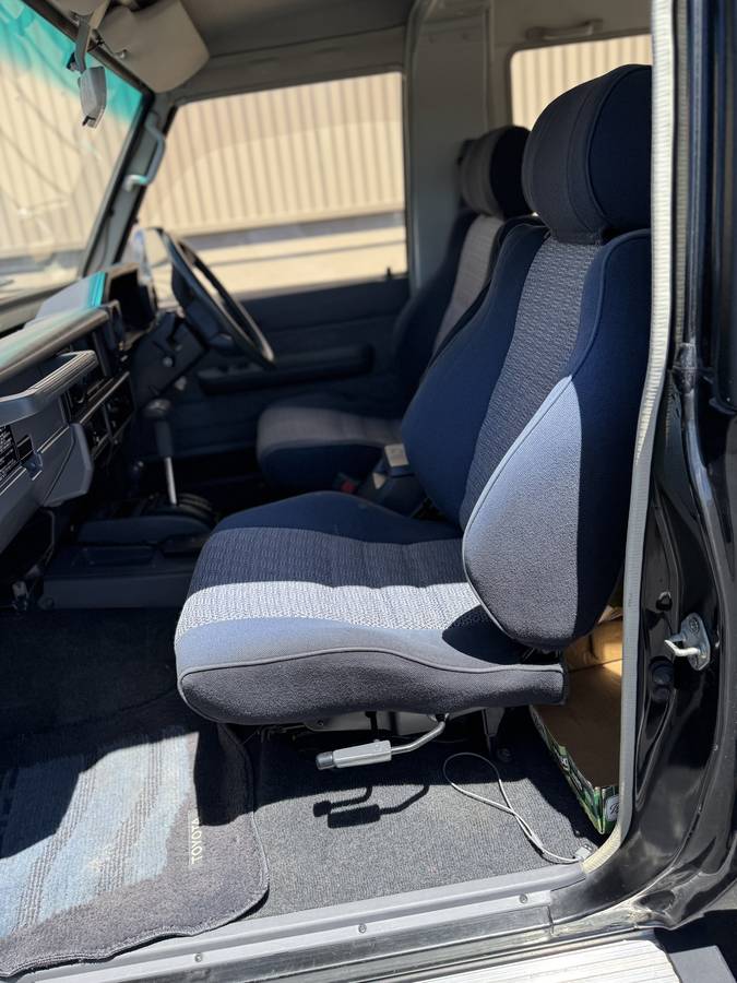 Toyota-Hzj73-diesel-1990-black-14