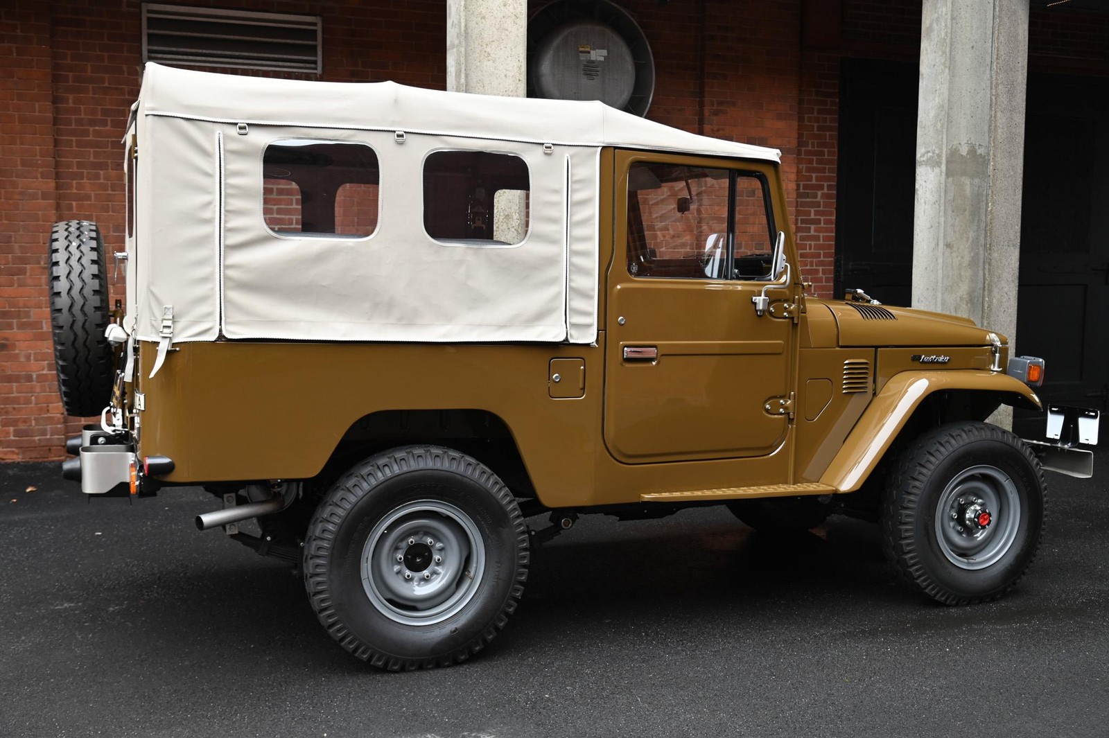 Toyota-Land-Cruiser-1979-4