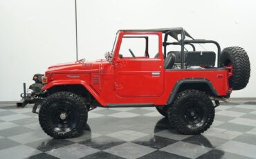 Toyota-Land-cruiser-1977-Red-Black-ampamp-Red