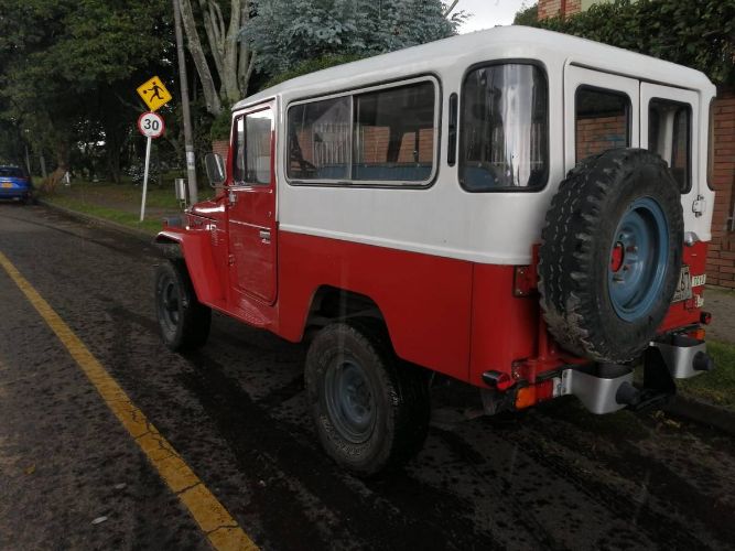 Toyota-Land-cruiser-1982-Red-21