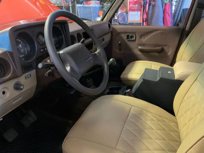 Toyota-Land-cruiser-1983-Orange-Tan-9