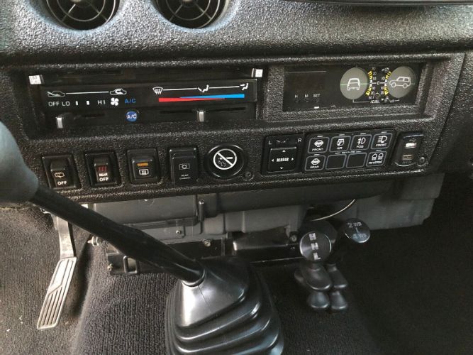 Toyota-Land-cruiser-1983-Tan-Black-11
