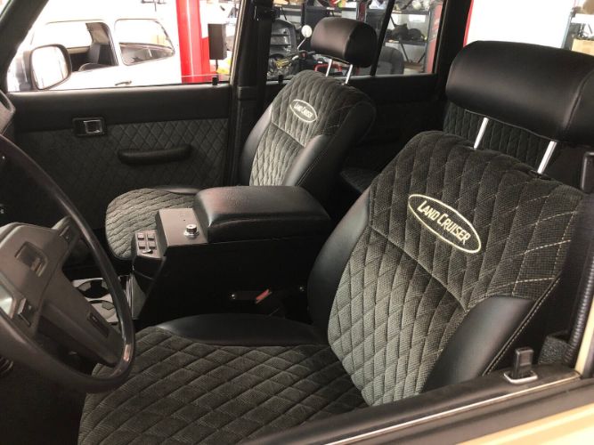 Toyota-Land-cruiser-1983-Tan-Black-4