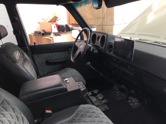 Toyota-Land-cruiser-1983-Tan-Black-5