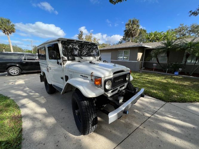 Toyota-Land-cruiser-1983-White-3
