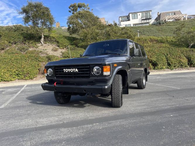 Toyota-Land-cruiser-1986-Gray