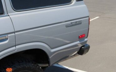Toyota-Land-cruiser-4dr-wagon-1985-11