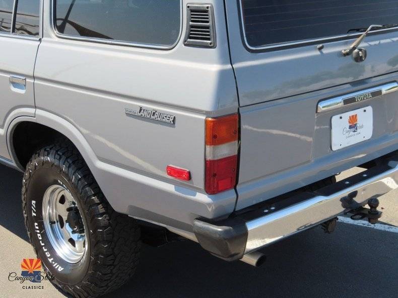 Toyota-Land-cruiser-4dr-wagon-1985-12