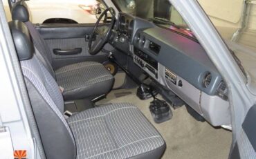 Toyota-Land-cruiser-4dr-wagon-1985-4