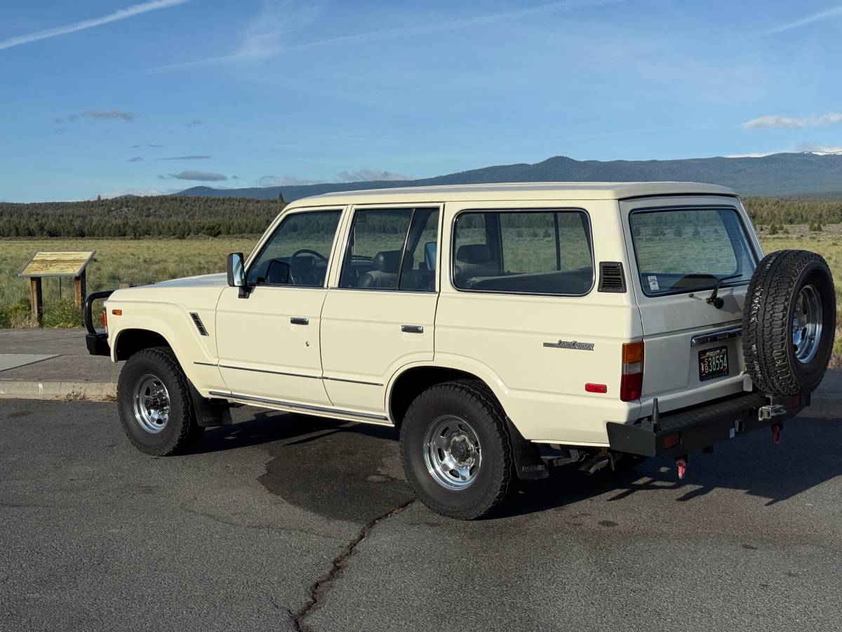 Toyota-Land-cruiser-60-1985-white-1