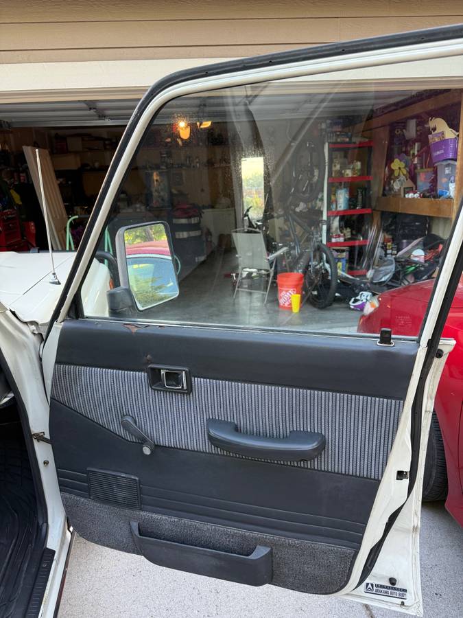 Toyota-Land-cruiser-60-1985-white-10