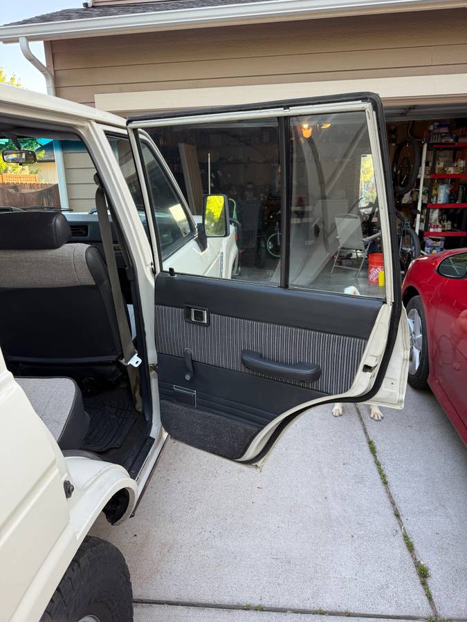 Toyota-Land-cruiser-60-1985-white-11