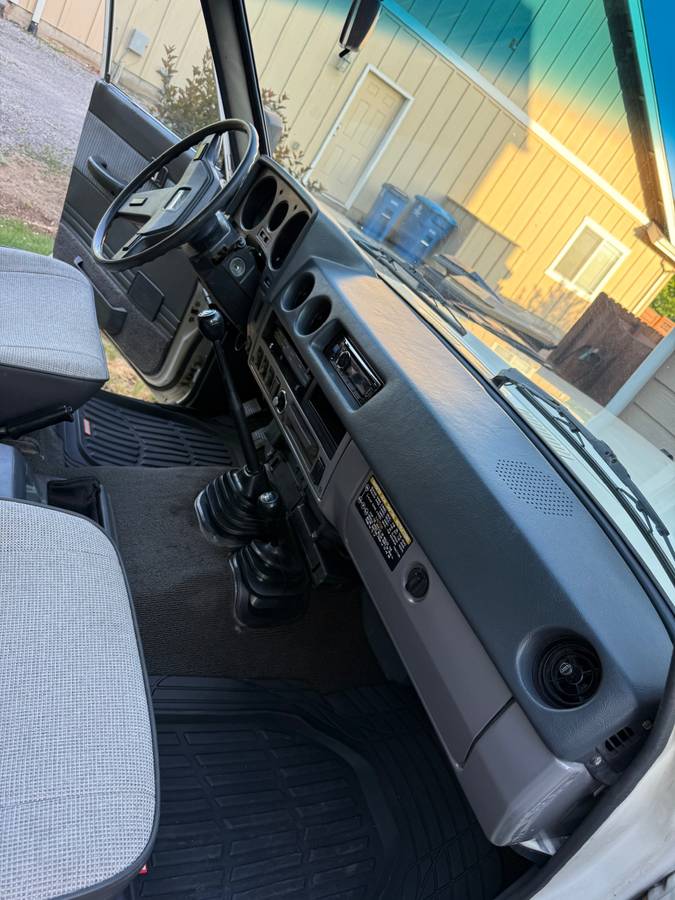 Toyota-Land-cruiser-60-1985-white-14