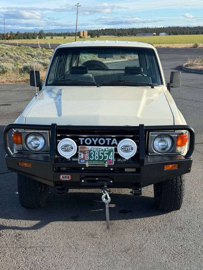 Toyota-Land-cruiser-60-1985-white-2