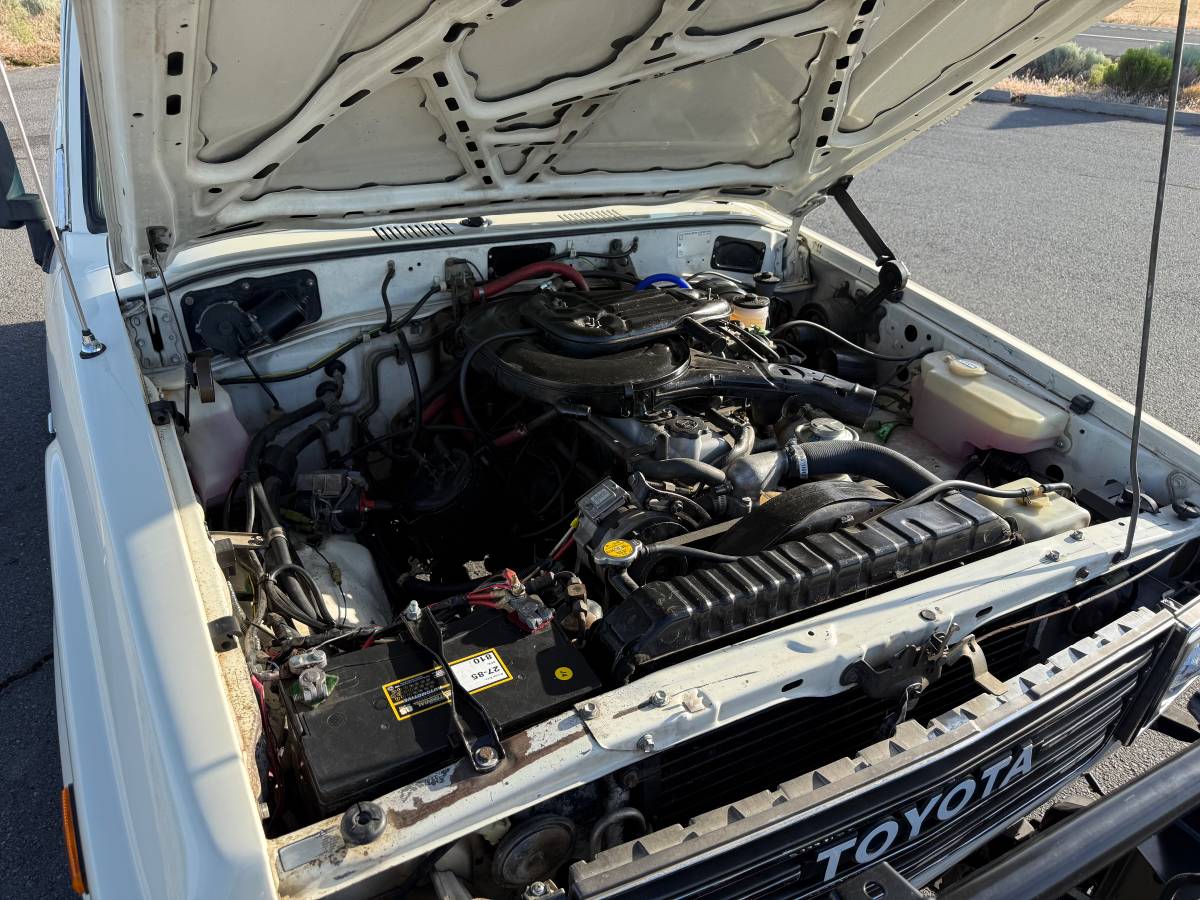 Toyota-Land-cruiser-60-1985-white-20