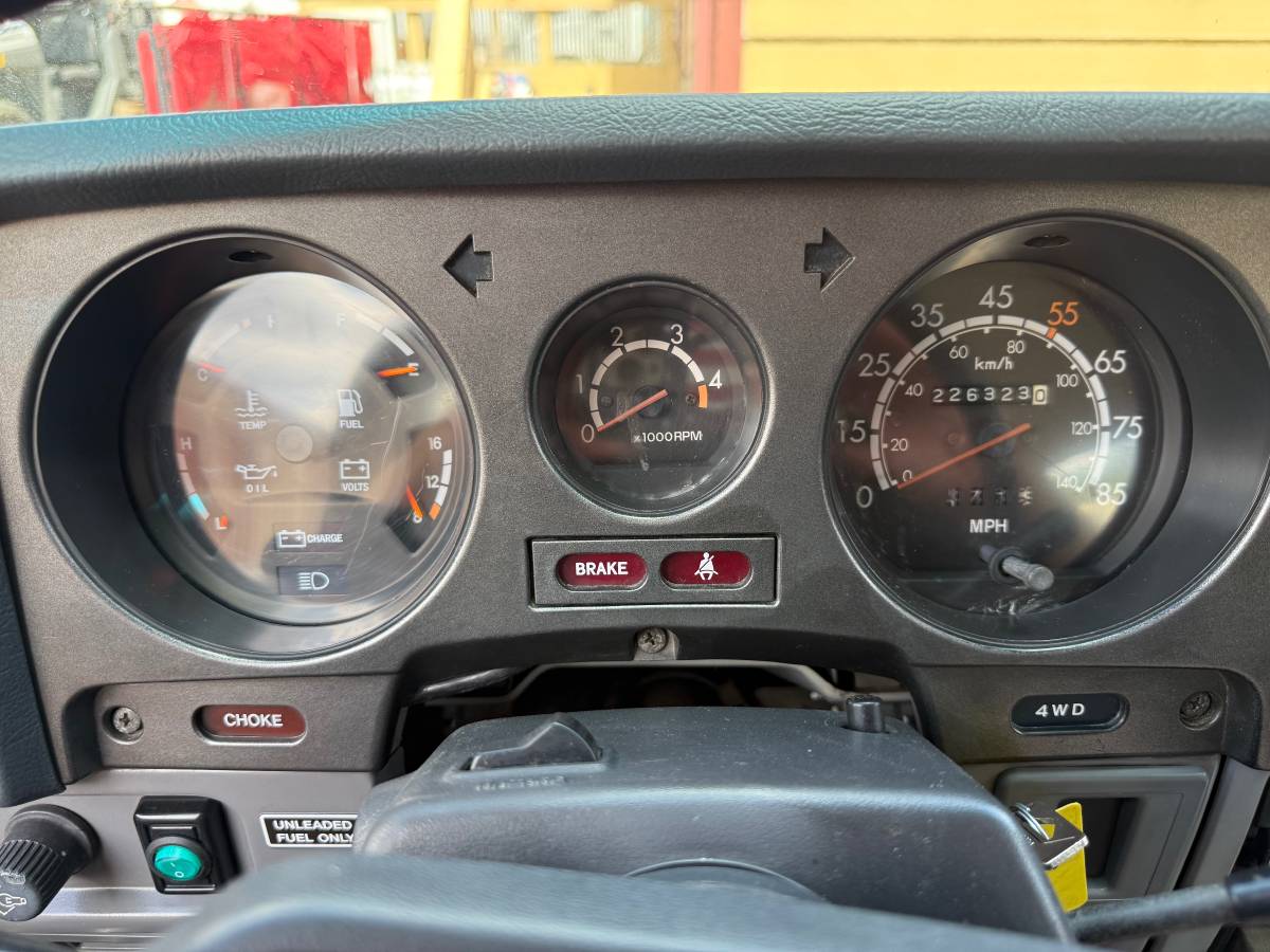 Toyota-Land-cruiser-60-1985-white-21