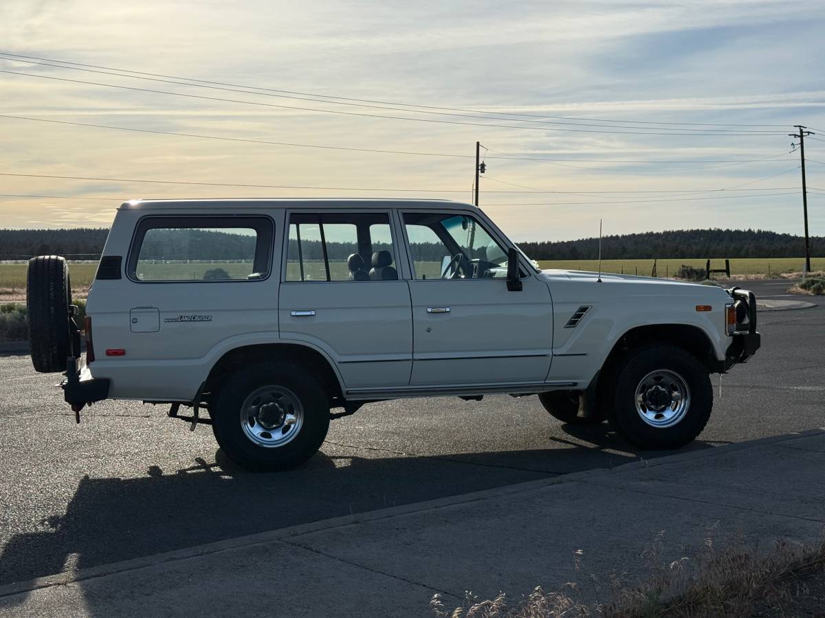 Toyota-Land-cruiser-60-1985-white-3