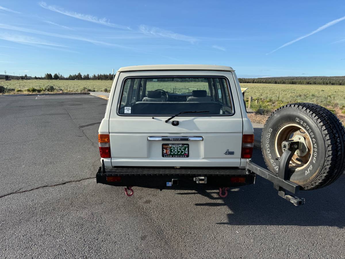 Toyota-Land-cruiser-60-1985-white-5
