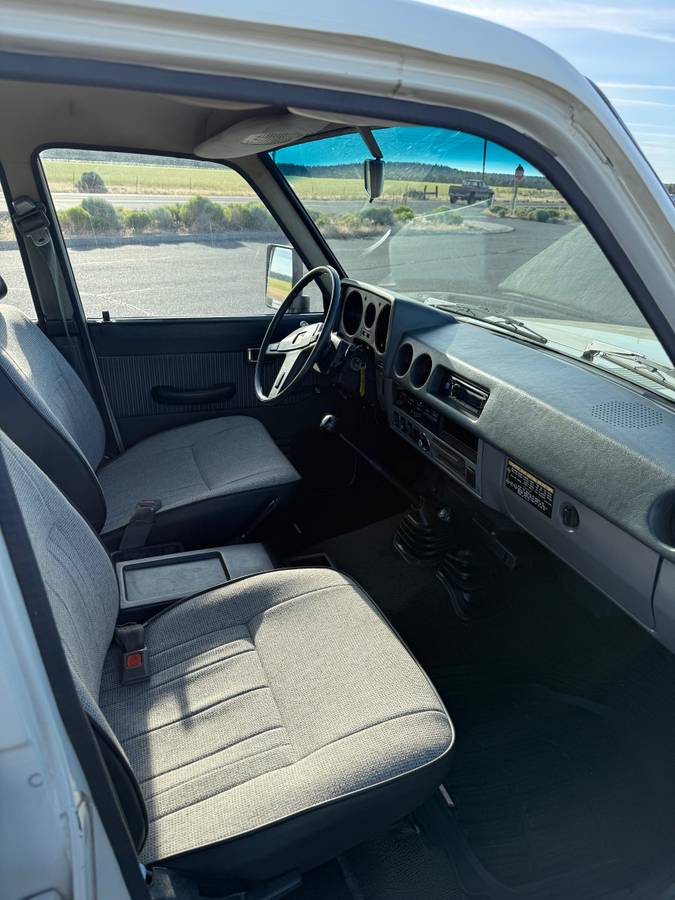 Toyota-Land-cruiser-60-1985-white-6