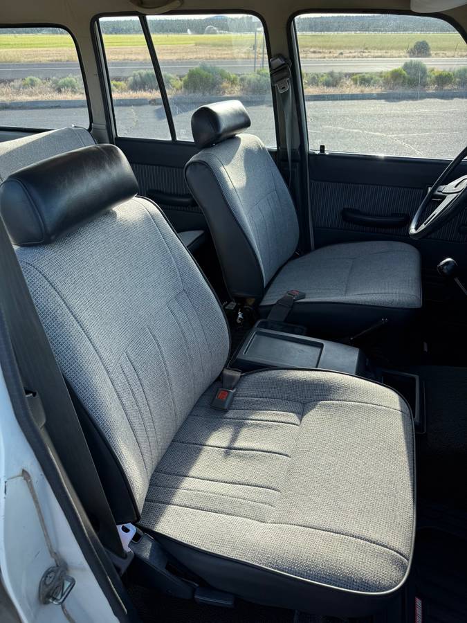 Toyota-Land-cruiser-60-1985-white-7