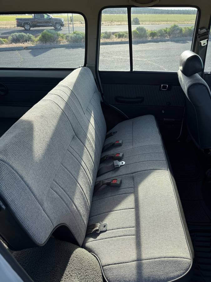 Toyota-Land-cruiser-60-1985-white-8