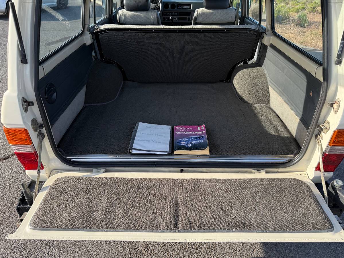 Toyota-Land-cruiser-60-1985-white-9