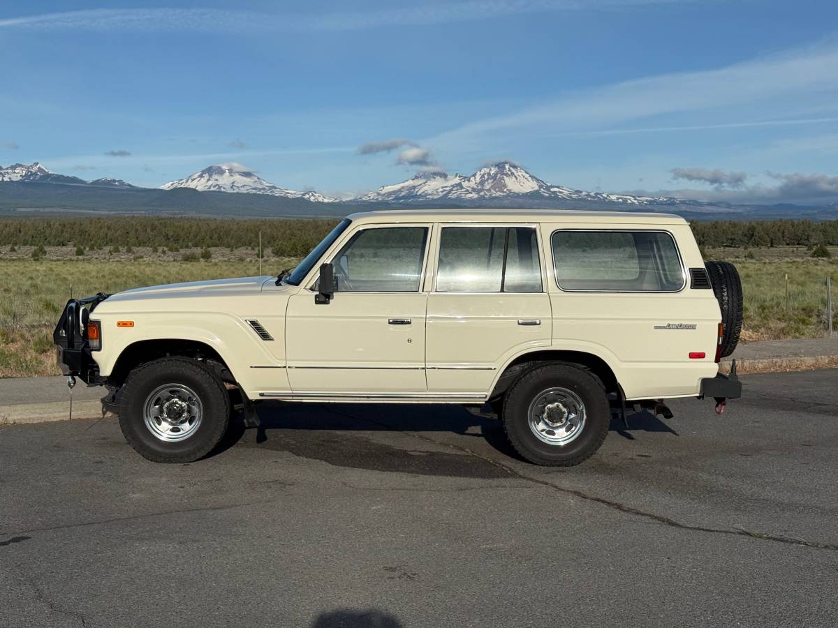 Toyota-Land-cruiser-60-1985-white