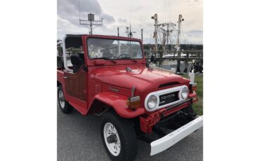 Toyota-Land-cruiser-bj40-1980-Red-Black